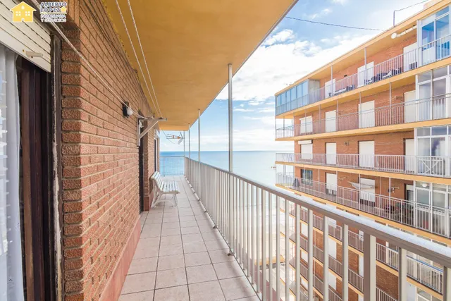 Apartamento en venta en primera línea de playa en Los Arenales del Sol, la propiedad está afectada por la Ley de Costas — 20