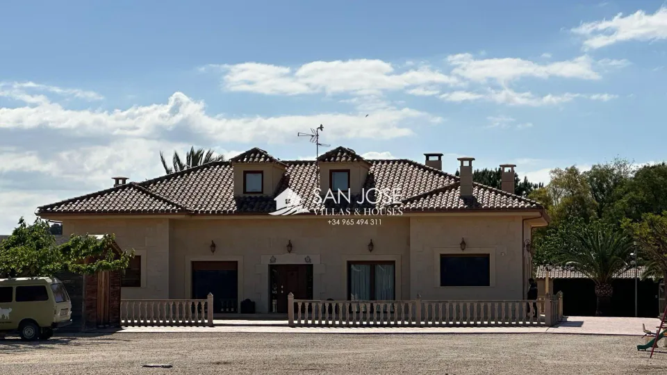 VENTA DE ESPECTACULAR CHALET DE LUJO EN ASPE, ZONA CARRETERA DE HONDON