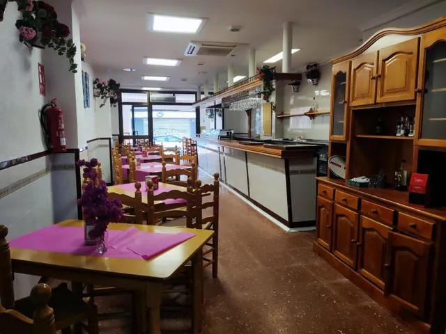 Listo para abrir: licencia de restaurante activa, cocina industrial y salida de humos. — 16