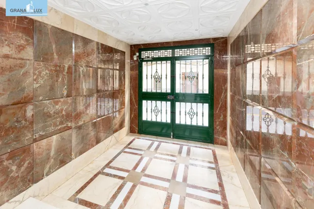 Venta de piso de 4 dormitorios y 2 baños en Granada (Zona Centro) — 24