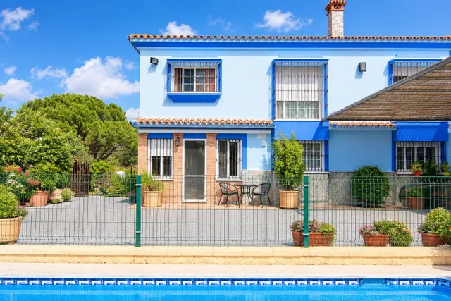 VENDE EN EXCLUSIVA CHALET INDEPENDIENTE EN COÍN — 44