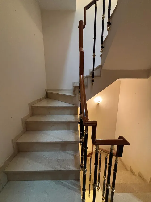 Espectacular Casa Unifamiliar con 2 Terrazas y Patio en el corazón de Hospitalet Centro — 45
