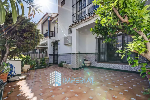 AMPLIO ADOSADO EN FUENGIROLA — 24