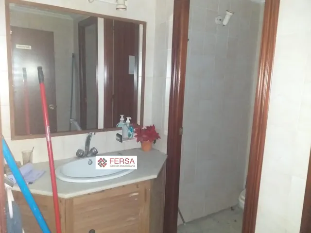 SE VENDEN TRES LOCALES COMERCIALES EN PLENO CENTRO. — 27