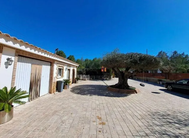 Casa con terreno en Urbanización La Redonda, Canals - Oportunidad única — 2