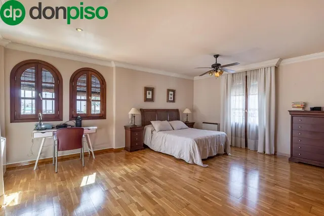 INCREÍBLE CHALET INDEPENDIENTE EN ZONA PRIVILEGIADA — 27