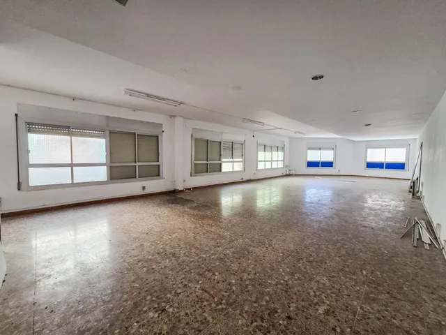 Edificio de tres plantas en alquiler en Barberá del Vallés — 6