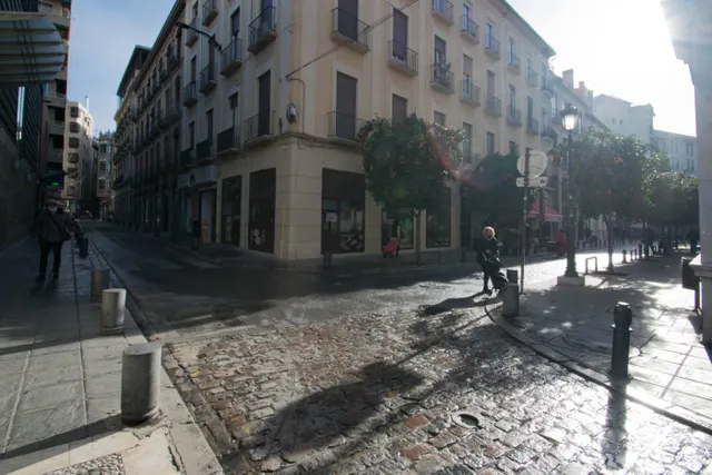 Local comercial junto a Mercado de San Agustín y a espaldas de Gran Vía. — 24