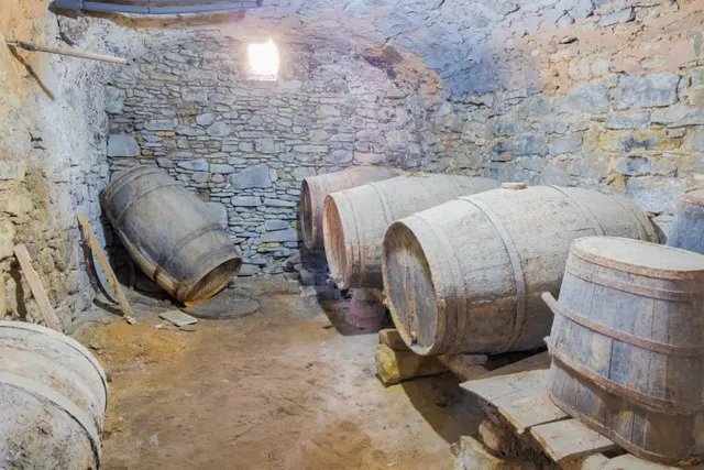 CASA DE PIEDRA DEL S. XVIII, A DOS CALLES, EN MONISTROL DE CALDERS — 34