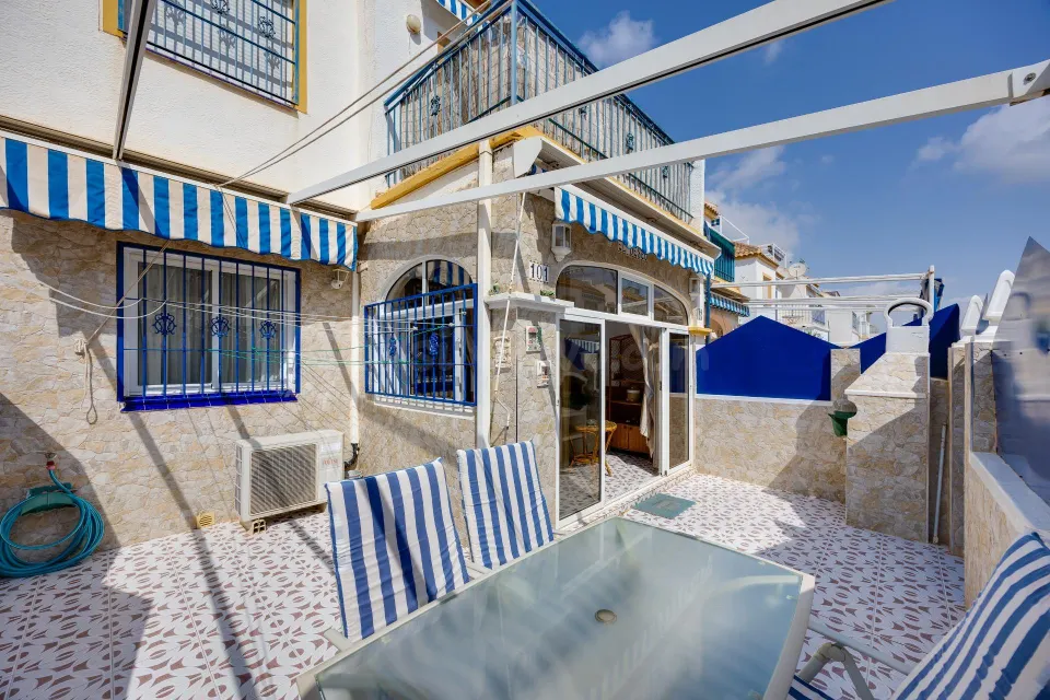 Bungalow planta baja con jardín y piscina junto c.comercial