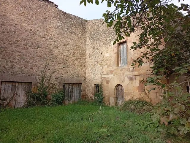 TERRENO URBANO DE 2.200 M2 CON EDIFICACIÓN EN RUINA EN ARENA - foto 2