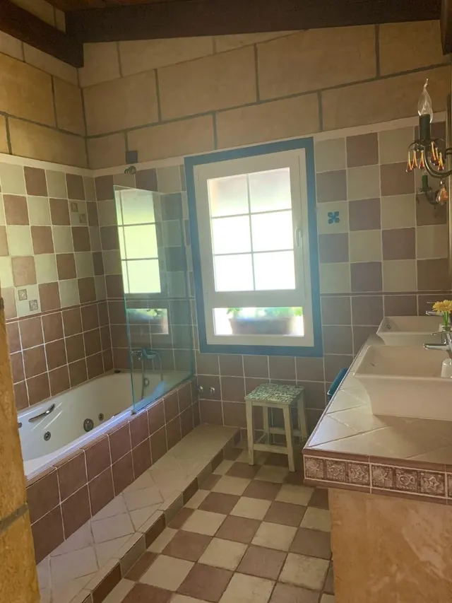 Villa de estilo mallorquín con amplio jardín de pinos en Cala Vinyes — 11