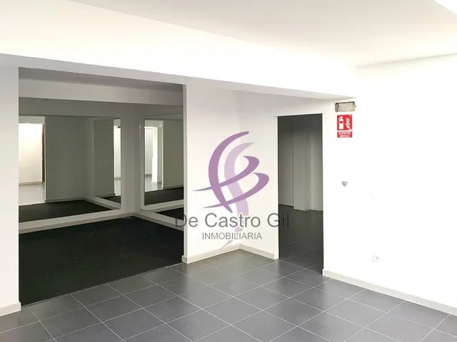 LOCAL COMERCIAL DE 400 METROS CON GRAN ESCAPARATE A 100 METROS DE PLAZA MAYOR — 14