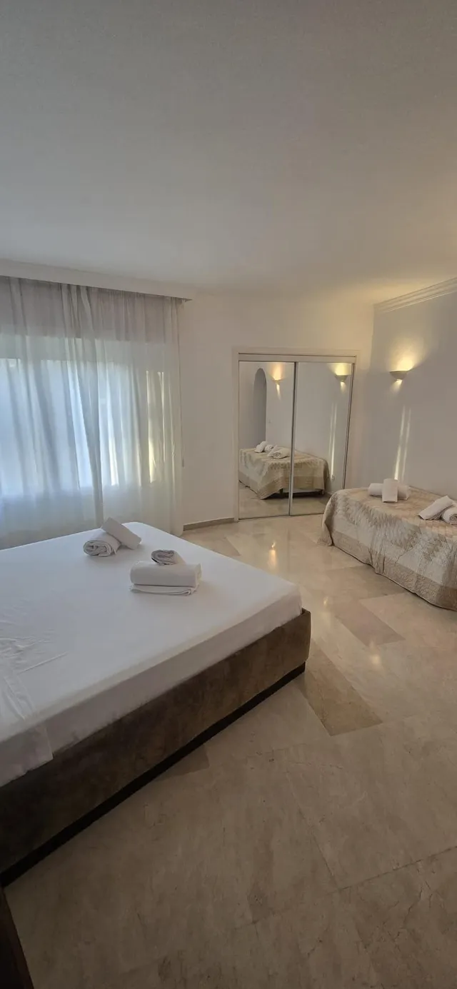 Piso amplio y luminoso de tres dormitorios  en primera línea de playa en Hacienda Beach II-III | CABANILLAS REAL ESTATE — 24