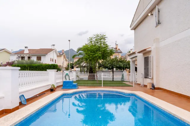 Amplia vivienda con piscina privada, terraza y garaje cerrado — 3