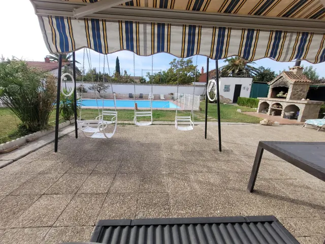 Impresionante Chalet con Amplio Terreno y Piscina en las Afueras de Zaragoza — 6