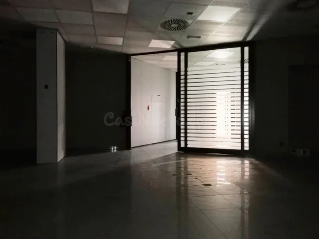 LOCAL COMERCIAL EN VENTA EN RENTABILIDAD EN C/ LOPEZ DE HOYOS 456. — 4