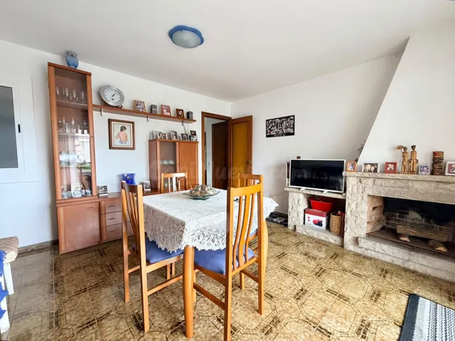 3 dormitorios, jardín, parking, piscina comunitaria. - foto 4