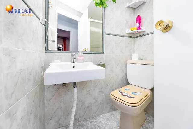 Venta de piso de 4 dormitorios y 2 baños en Granada (Zona Centro) — 21