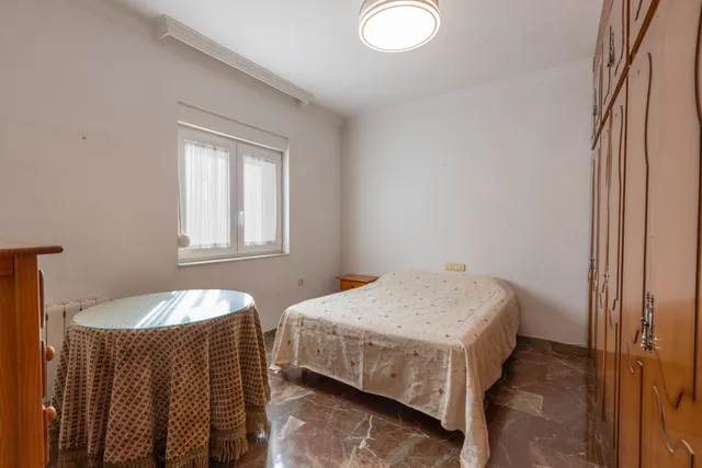 Casa en esquina en venta en Las Gabias — 48