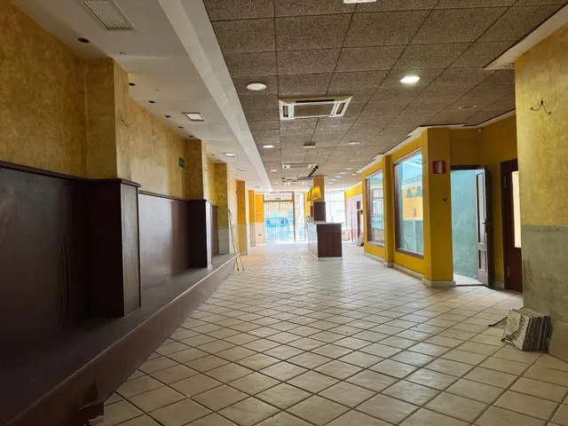 ¿Buscas un espacio listo para arrancar tu panadería-cafetería a solo unos pasos del Mediterráneo? Este amplio local en pleno centro de Pinedo combina la afluencia turística de la playa con la cli — 11