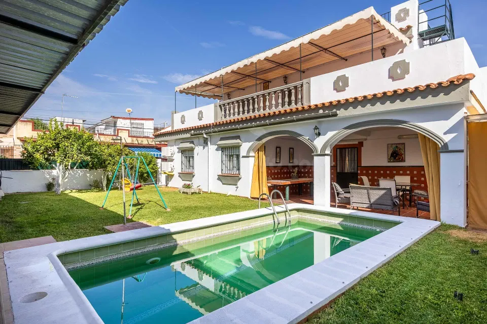 Espaciosa vivienda pareada con jardín, piscina, garaje y gran terraza en Mairena del Aljarafe