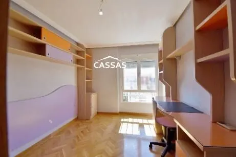 ZONA CENTRO-  Piso de 3 dormitorios y terraza. Ascensor. — 42