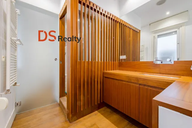 Ds realty presenta | vivienda exterior con tres balcones y terraza frente al templo de debod — 34