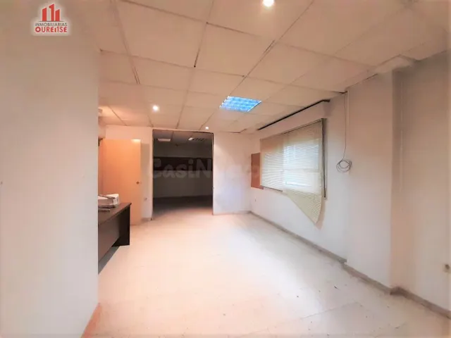 AMPLIA OFICINA CON VARIOS DESPACHOS Y ASCENSOR CERCA DE LOS 