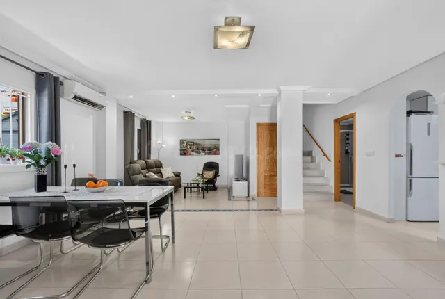 Residencial Zeniamar VIII – Acogedor adosado en esquina con solárium, piscina comunitaria, garaje y trastero — 2