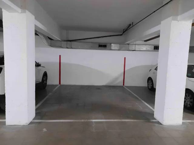13 Plazas de Parking para COCHE GRANDE o MOTOS IDEAL INVERSORES en la Plaça Granollers de Mataró — 5