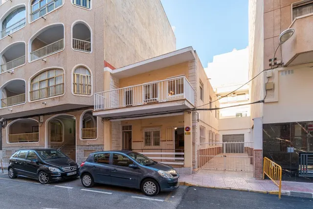 Vivienda en Torrevieja de planta baja al lado de la playa.
