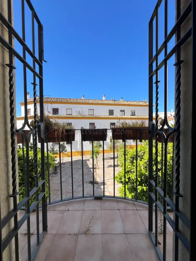 Gran casa con garaje y Local en Plaza Santa Marina - foto 3