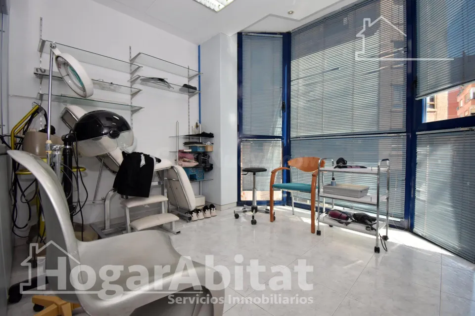 AMPLIA CASA CON TERRAZA Y MUCHAS POSIBILIDADES EN CASCO HISTÓRICO