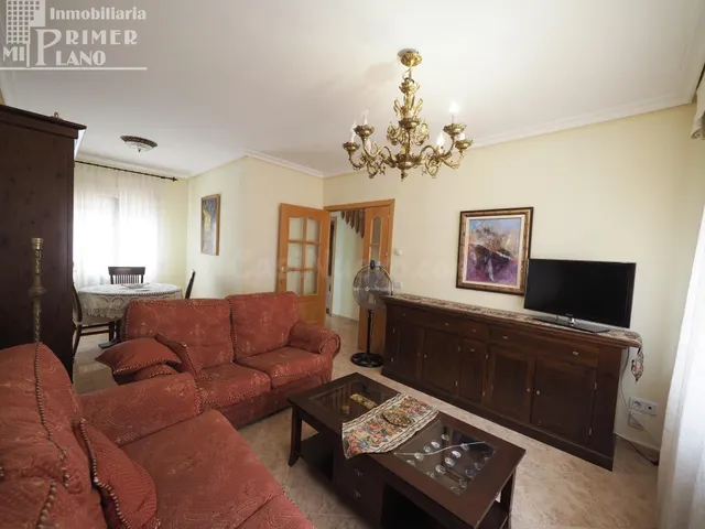 ¡Oferta en venta en Tomelloso! Casa adosada céntrica, amplia - foto 5