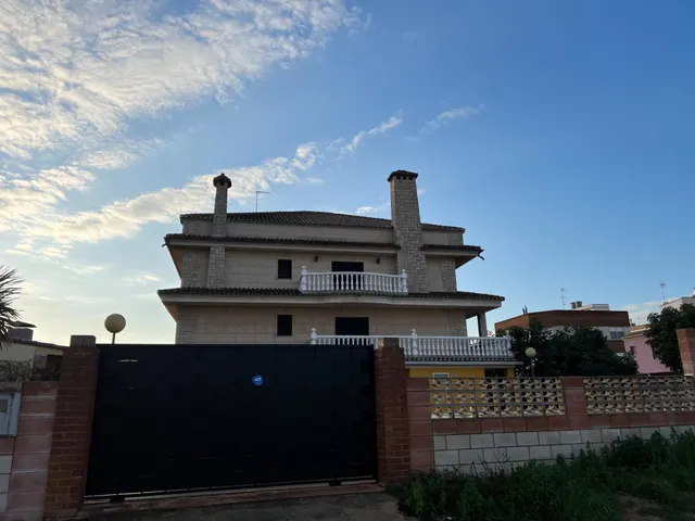 EXCELENTE CASA/CHALET, CON  MUY AMPLIA PARCELA, FRUTALES Y PISCINA, PLAYAS A 10 MINUTOS EN COCHES. — 11