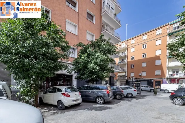 PISO JUNTO A HIPERCOR · ÚLTIMA PLANTA · MUCHA LUZ · ASCENSOR · METRO — 24