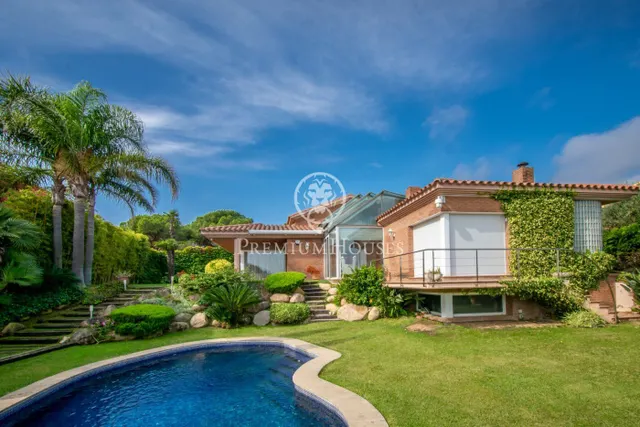 Preciosa casa de lujo en venta con vistas al mar y piscina en Calella — 39