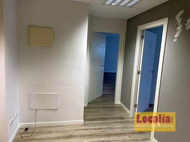Oficina en edificio profesional en Torrelavega - foto 4