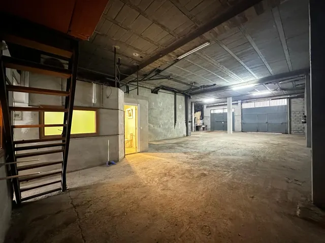 Local comercial con oficinas y zona de trabajo — 17