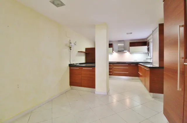 Maravillosa vivienda junto al Corte Inglés. Ahora en oferta. Llámanos. — 25