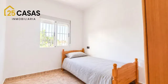 Chalet independiente con piscina y gran parcela en La Marina — 7