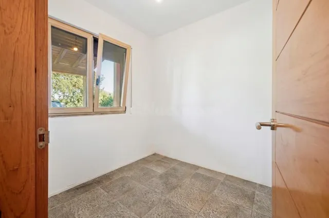 UNA JOYA EN PIEDRA GALLEGA EN EL CORAZÓN DE LAS RÍAS BAIXAS. 407 m2 construidos | Parcela: 1.626 m2 | Dormitorios: 4 | Baños: 3 — 57