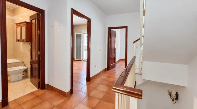 VIVIENDA ADOSADA EN CAMPOSOTO CON PATIOS Y  AZOTEA — 17
