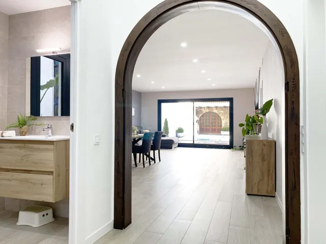 Chalet adosado en venta en Calle de Regàs — 8