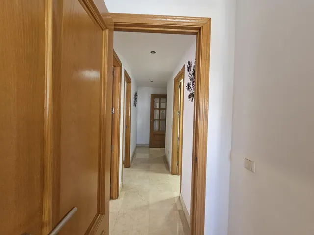 Amplio piso de 3 dormitorios con terraza, garaje, trastero y piscina en Mijas Costa — 15