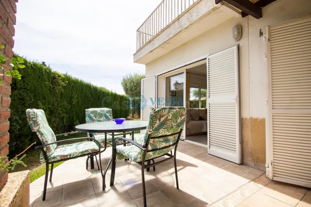 CHALET ADOSADO CON LICENCIA TURÍSTICA Y GRAN TERRAZA EN LES  - foto 4