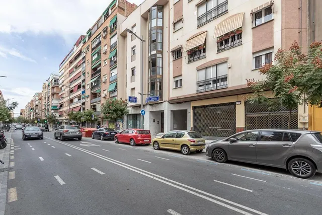 LOCAL COMERCIAL EN ARABIAL JUNTO HIPERCOR — 18