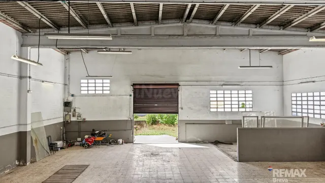 Girona, Domeny | Gran Oportunidad: Edificio de 702 m2 con Taller, Vivienda y Patio — 4