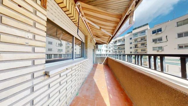 Piso de 77 m2 útiles. Distribuidos en tres dormitorios, salón, cocina, baño y zona de aparcamiento en la parte interior de la urbanización — 7